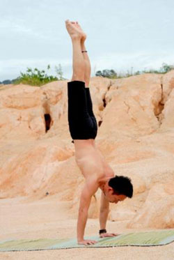 gilbert-ng-handstand