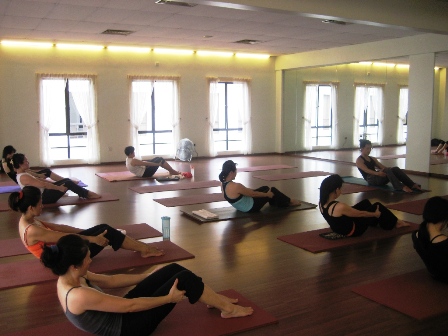 energyyoga-class-in-session